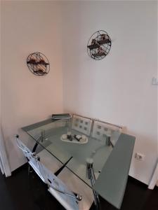 Port & Metro Escape Cozy Balcony Apartment in Piraeus