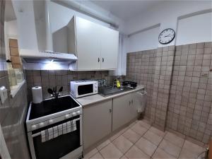 Port & Metro Escape Cozy Balcony Apartment in Piraeus