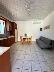 KaminiStudioApartment - 伊兹拉