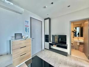 the base 市中心公寓 无边游泳池