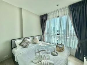 the base 市中心公寓 无边游泳池