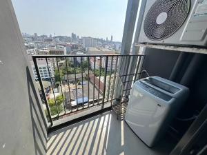 the base 市中心公寓 无边游泳池