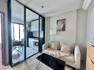 the base 市中心公寓 无边游泳池