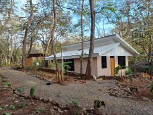 New casita walking distance to Avellanas beach
