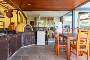 Casa moderna com piscina e área gourmet em Geribá
