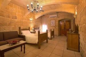 Rustic Farmhouse with Pool