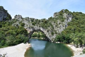 Hotels Les Voutes - Chambres d-Hotes a Lanas en Sud Ardeche - Pres de Vogue, Balazuc, Grotte Chauvet - Demi-Pension - Terrasse, Parking : photos des chambres