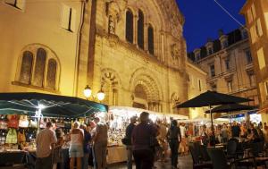 Hotels Les Voutes - Chambres d-Hotes a Lanas en Sud Ardeche - Pres de Vogue, Balazuc, Grotte Chauvet - Demi-Pension - Terrasse, Parking : Chambre Supérieure Lit Queen-Size