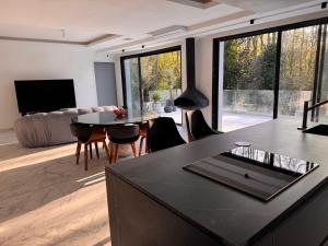 Villas New Architect-Designed Villa : photos des chambres