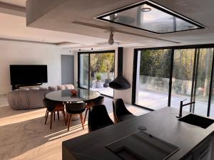 Villas New Architect-Designed Villa : photos des chambres