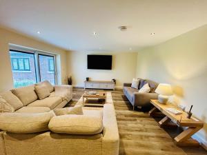 Four Bedroom House With Private Pool - Stunning countryside location with parking close to Chester City Centre