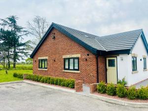 Four Bedroom House With Private Pool - Stunning countryside location with parking close to Chester City Centre