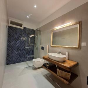 Aquarella-stylish veranda apartment in centre of Poros town