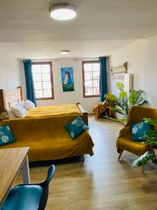B&B / Chambres d'hotes Hote Labyrinthe lit 180 cm salle de bain, petit dej compris : photos des chambres