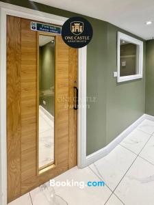 Exclusive Deals l Last-Minute Specials l Free Parking I Short term Booking l Garden I Sleeps Up to 6 l 3 Bed & 2 Bath I One Castle Apartments Short-lets and Serviced Accommodation
