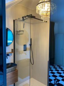 Versace on the floor Water suite