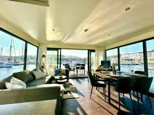 Exklusives Ostsee-Hausboot, Küche mit Spüler, Tv, große Sonnenterrasse, 3x kostenfreie Kfz-Parkplätze, Klimaanlage, bis zu 6 Personen, 2x Bäder, Waschmaschine - Tarnewitz