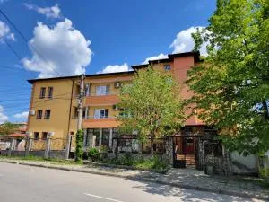 Къща за гости Божур - Yabulkovets