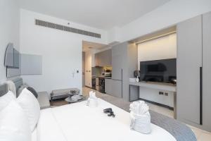 Modern and Stunning Studio in MAG 910 MBR City