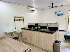 Punta Leona, beach 5mn,gated parking, AC, TV, WiFi