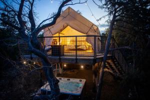 Treehouse Glamping at Pecan Haven W Hot Tub