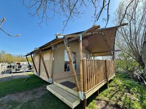 Luxe glamping tenten aan het water