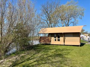 Luxe glamping tenten aan het water