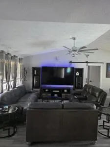 PoolSide Paradise - River Park