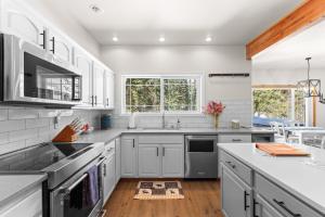 Birdie Glen Retreat - Golf course getaway with hot tub and office