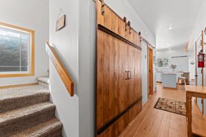 Birdie Glen Retreat - Golf course getaway with hot tub and office