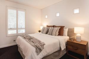 Sleek apartment overlooking pool