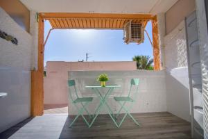 Natura Mediterranea estudio naturista primera linea con piscina