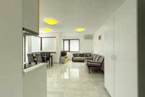 Апартаменти с чадъри и шезлонги на плажа - Свети Никола Каваците