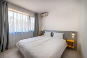 Апартаменти с чадъри и шезлонги на плажа - Свети Никола Каваците