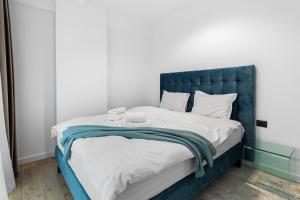 Exotic Sunrise View in Infinity Pool & Spa Resort