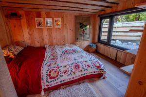 The Happy Cabin Woodland Hideaway by the River