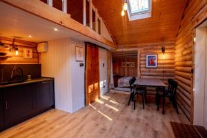 The Happy Cabin Woodland Hideaway by the River