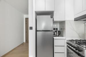 Modern 1BR Apartment - JVC - WiFi - Pool - Gym