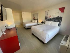 Cozy hotel with Super location near Disney