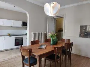 Très belle maison de centre ville, entièrement rénovée, 3 chambres, cour extérieure - Назель