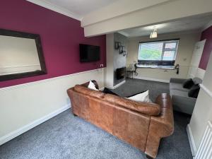 Free 6 Car Driveway Parking - Garden - Sleeps 10
