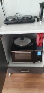 Zimmer 1 von 3 mit Gemeinschaftsbad-Küche, 30min Köln Messe Bahnhof, 5min Leverkusen Bahnhof Zentrum