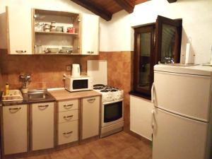 Apartments by the sea Tisno, Murter - 24209