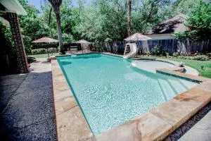 Luxe Executive Home 4BR 4BA Sparkling Pool Outdoor Entertainment Area Spacious Office & Golf Access - Winnie