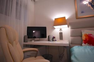 Peaceful Coquitlam Escape, Modern New Home, Minutes to Transit