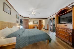 King Room room in Narrow Gauge Inn