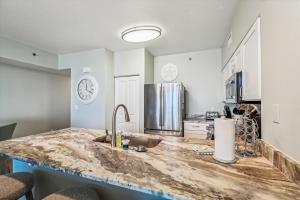 Shores of Panama 521 - 2 Bedroom Bunks Sleeps 6, Reserved Parking! condo