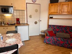 Studio cabine - 4 couchages, à lentrée de Risoul 1850, proche commerces et navette gratuite - FR-1-330-176