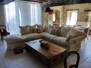 Maisons de vacances Maison en pierres avec jardin, 7 km des plages, 6 pers, 3 chambres - Le Bernard - FR-1-357-253 : photos des chambres