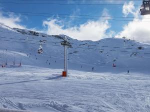 Confort moderne à Val Thorens – 5 pers, skis aux pieds, quartier calme - FR-1-637-87